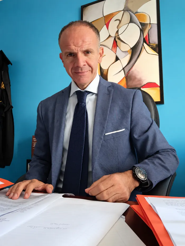 L'avvocato al lavoro sugli atti