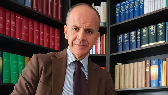 L'avvocato davanti alla libreria dello studio