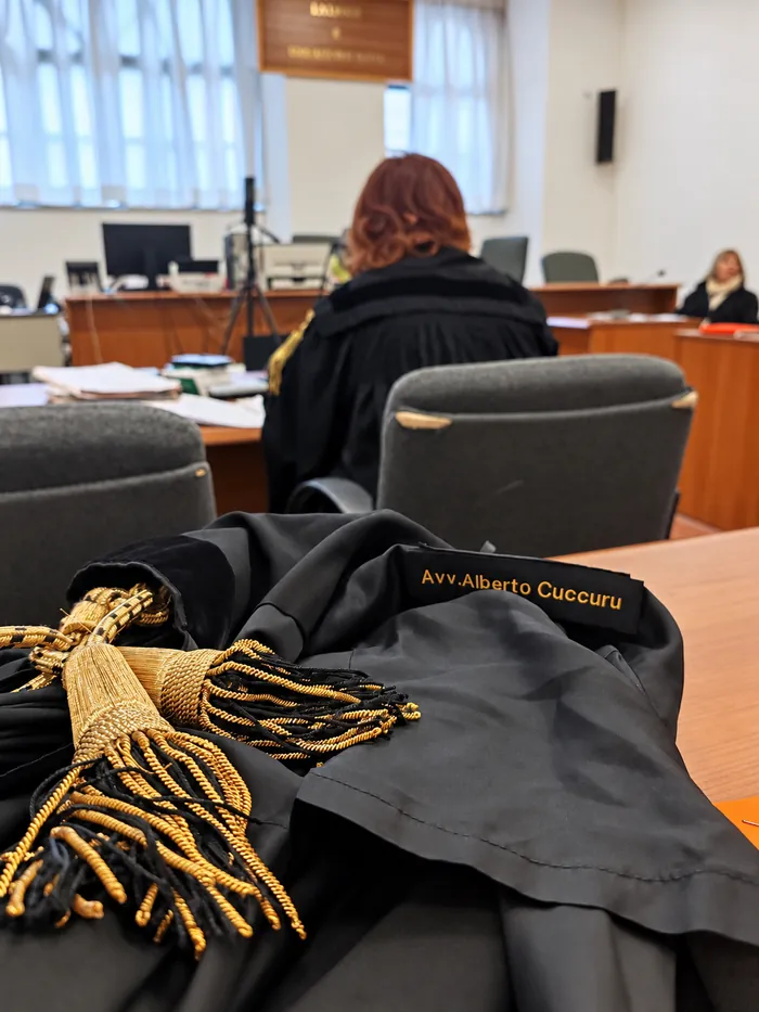 La toga dell'avvocato in un'aula di tribunale