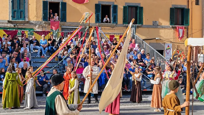 Una rievocazione storica in costume, con gli sbandieratori