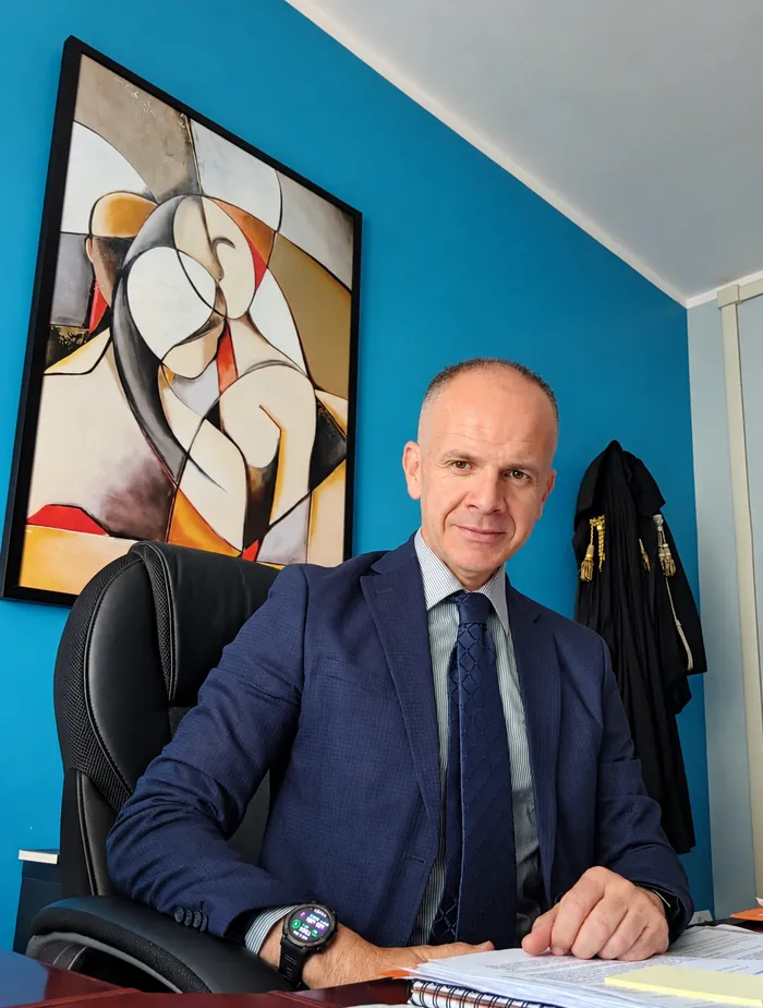 L'avvocato alla scrivania del suo ufficio