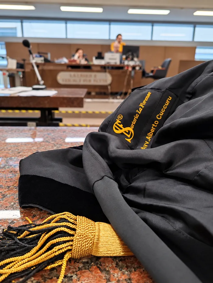 La toga dell'avvocato sul banco di un'aula di tribunale