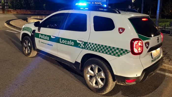 Un'auto della Polizia Locale