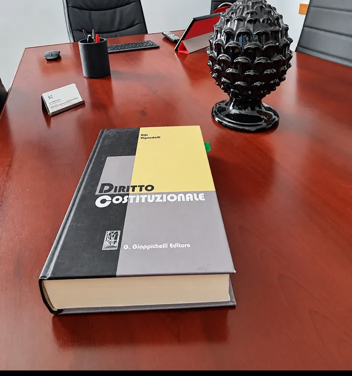 Un manuale di diritto costituzionale sulla scrivania