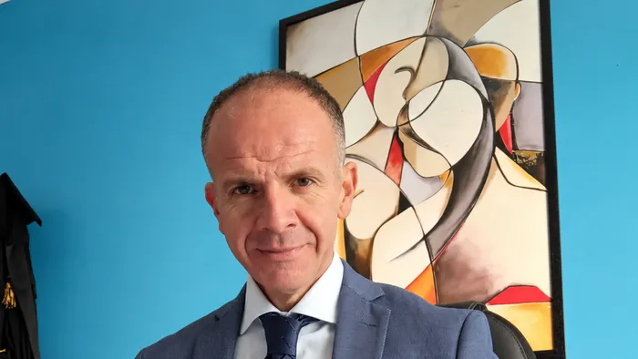 Un ritratto dell'avvocato nel suo ufficio