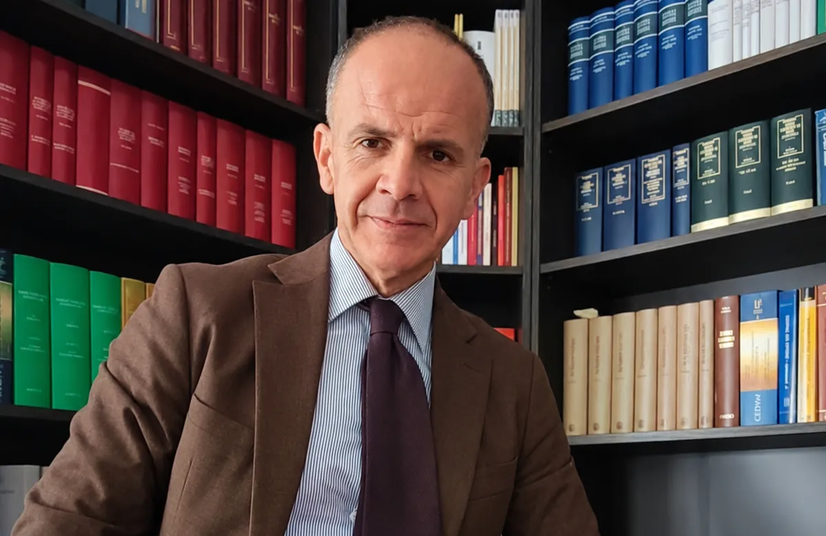Studio Legale Cuccuru: l'avvocato dello studio davanti alla libreria dei codici