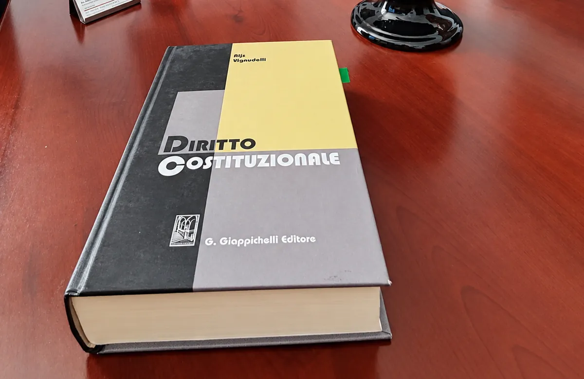 Studio Legale Cuccuru: un manuale di diritto costituzionale sulla scrivania dello studio