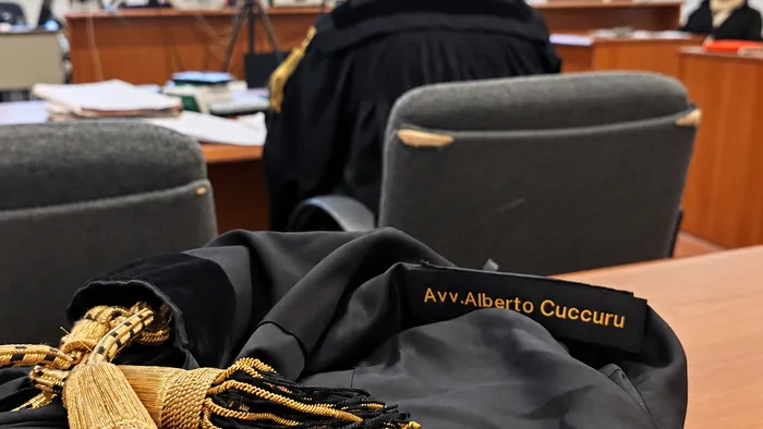 La toga dell'avvocato in un'aula di tribunale