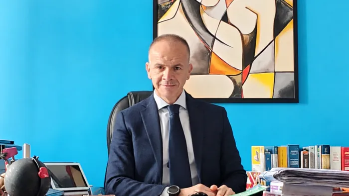 L'avvocato alla scrivania dello studio