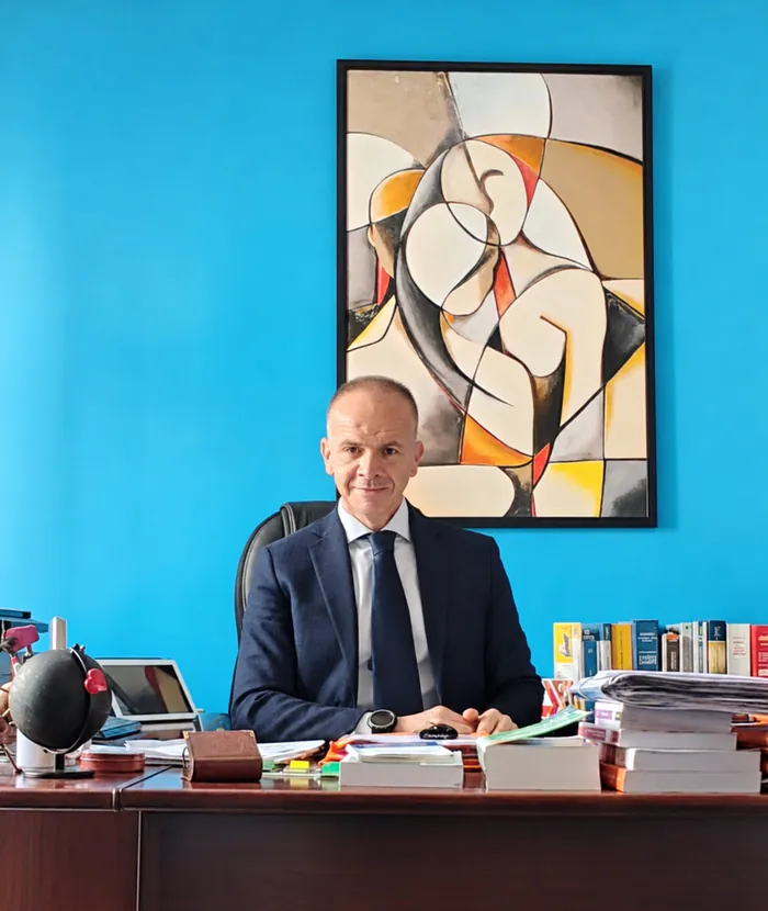L'avvocato alla scrivania, tra libri e fascicoli