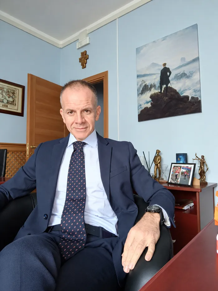 L'avvocato in poltrona nel suo ufficio