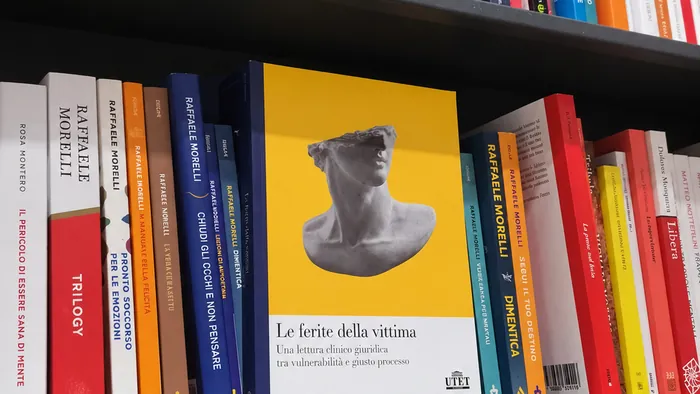 Il manuale «Le ferite della vittima» sullo scaffale di una libreria